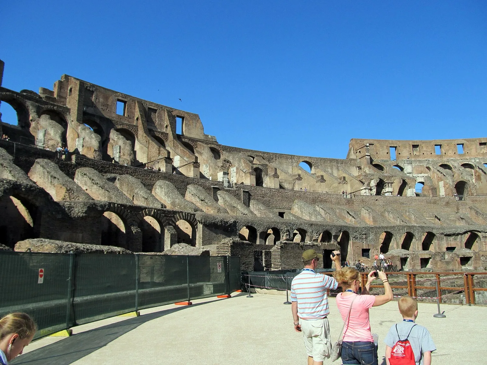 Intérieur du Colisée de Rome avec les gradins et les souterrains à découvert