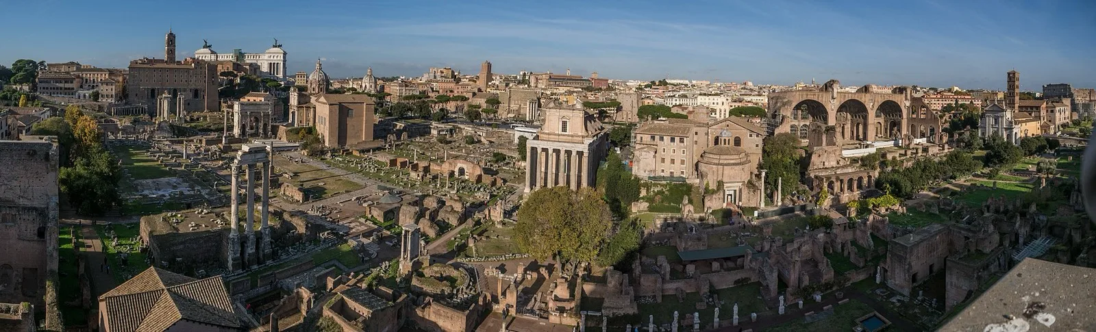 Roman Forum with the Colosseum in the background, included in the combined ticket